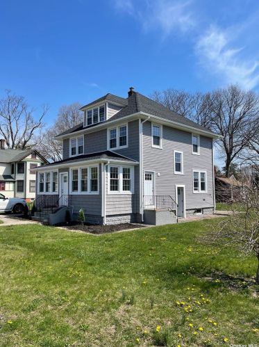 246 5th St, North Lindenhurst, NY 11757-1146