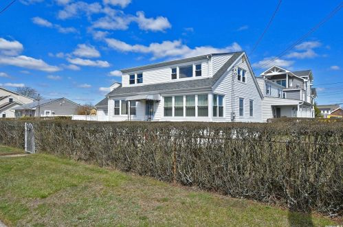 1 Kent Pl, Amityville, NY 11701-4034