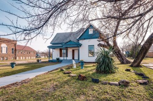3913 Lee St, Greenville, TX 75401-3803