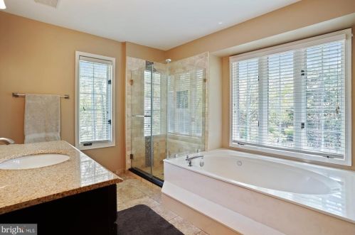 9111 Meadowcreek Ln, Lorton VA  22079-3238 exterior