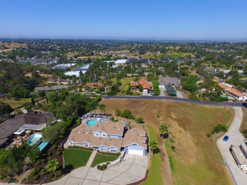 3032 Overhill Dr, Vista, CA 92084-6551