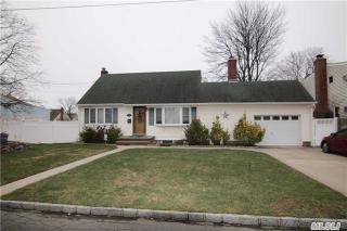 337 37th St, North Lindenhurst, NY 11757-2608