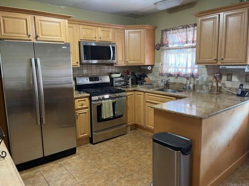 3871 Amundson Ave, Bronx NY  10466-5920 exterior