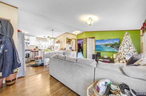 14 5th St, Moonachie, NJ 07074-1842