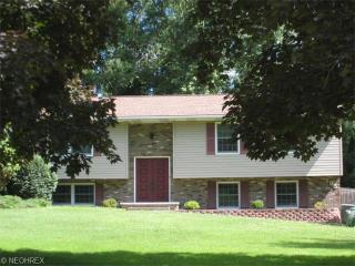 195 Woodsdale Dr, Mogadore, OH 44260-9006