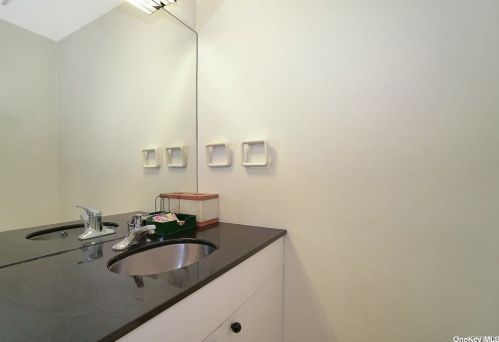 8 Wimbledon Ct, Muttontown NY  11753-2821 exterior