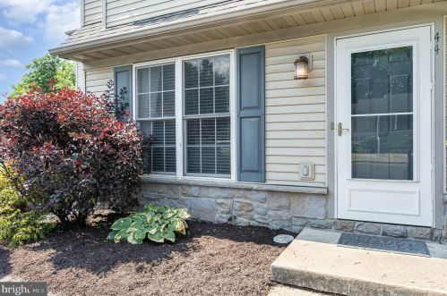 44 Woodmyre Ln, West Enola, PA 17025-1558