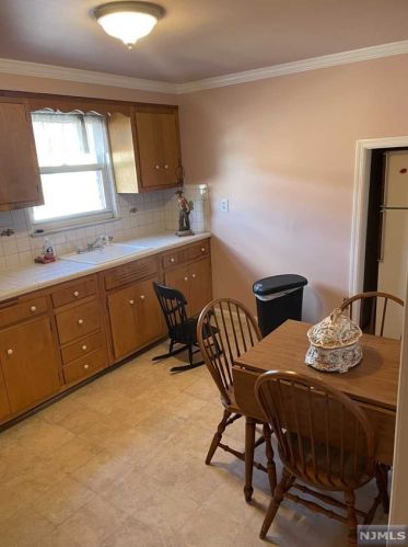 433 Lawton Ave, Cliffside Park, NJ 07010-1914