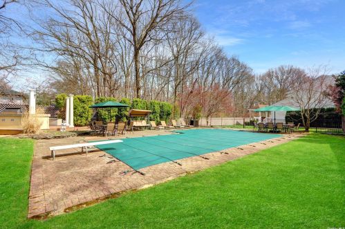 123 Wexford Dr, Oakdale, NY 11769-1437