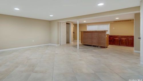 516 Greene Ave, North Lindenhurst NY  11757-3449 exterior