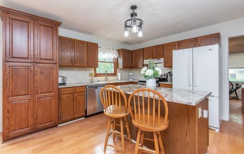 865 York Imperial Dr, Oconomowoc, WI 53066-3441