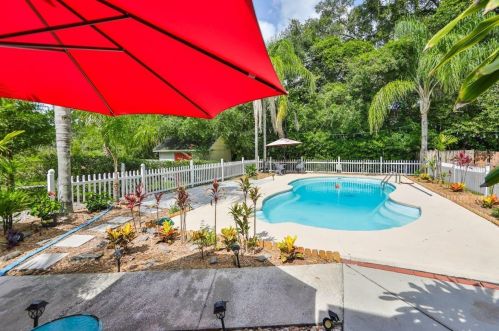 820 Crenshaw Lake Rd, Lutz FL  33548-8129 exterior