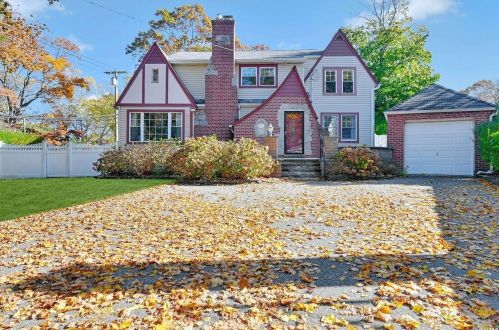 55 Westbury Dr, Scotts Beach, NY 11789-1744