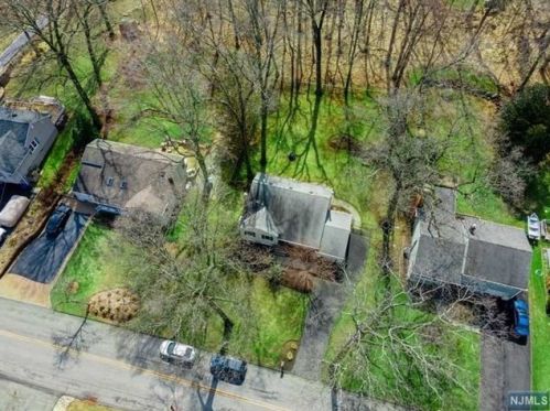 102 Pawnee Ave, Oakland NJ  07436-3724 exterior