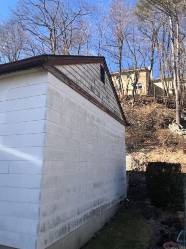 16 Circle Dr, Tuxedo Park NY  10987-4420 exterior
