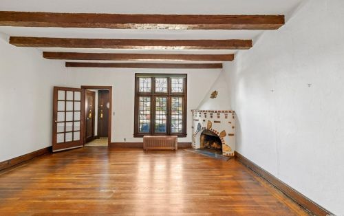 9507 242nd St, Floral Park, NY 11001-3906