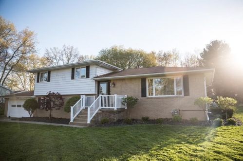 240 Meadowbrook Rd, Hermitage, PA 16148-2620
