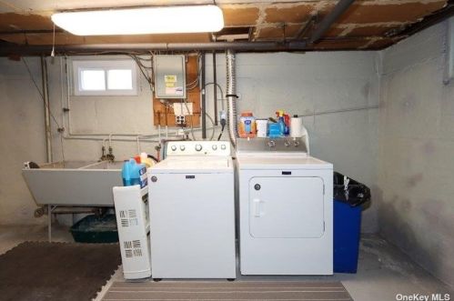 35 Walsh Ln, Westbury NY  11590-1029 exterior