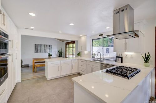 22540 Jameson Dr, Calabasas CA 91302-5857 exterior