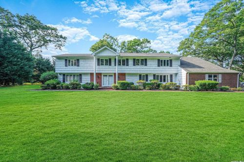 11 Blacksmith Ln, Elwood, NY 11731-6330