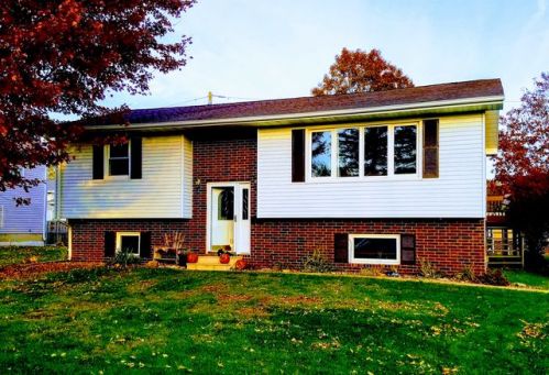 245 7th St, Shady Grove, IA 50648-1020