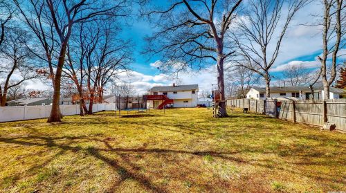 947 Montauk Ave, Islip Terrace NY  11752-1206 exterior