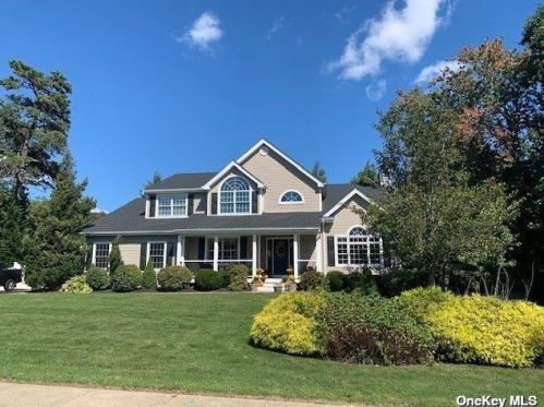 5 Oakwood Rd, Bohemia, NY 11716-3426