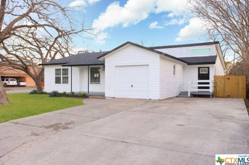 733 Cedar St, Seguin, TX 78155-3812