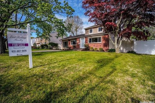 1035 Thompson Dr, Bayshore, NY 11706-6206
