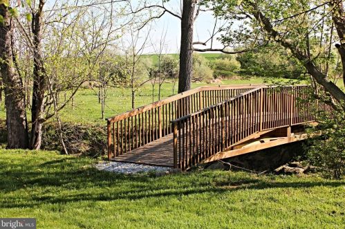 39068 Irish Corner Rd, Lovettsville VA  20180-2742 exterior