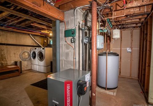 379 Glenwood Avenue Ext, Waterford CT  06385-3808 exterior