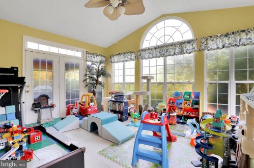 357 Locust Grove Dr, Purcellville VA  20132-3285 exterior