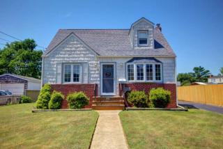 107 Kramer Dr, North Lindenhurst, NY 11757-5407