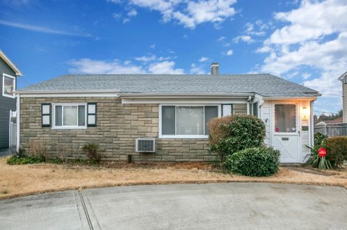 7 Virginia Ln, Bethpage, NY 11714-6314