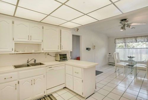 3 Roosevelt Ave, Muttontown NY 11545-1531 exterior