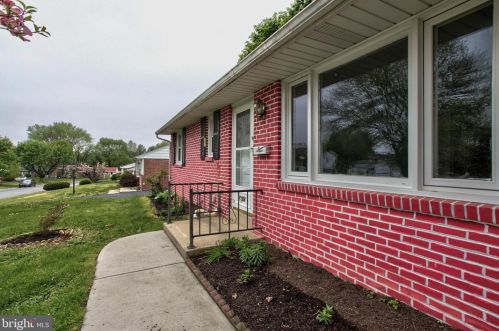 1752 Hemlock Rd, Lancaster, PA 17603-4436