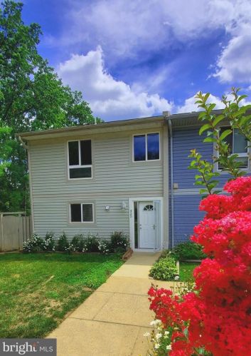 425 Reneau Way, Herndon VA  20170-4521 exterior