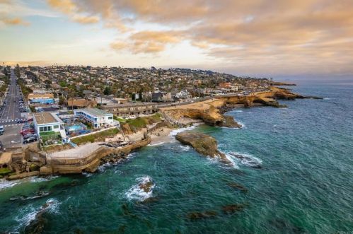 4438 Pescadero Ave, San Diego CA 92107-3629 exterior