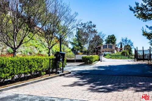 1302 Zuni Ln, Topanga CA  90290-4479 exterior