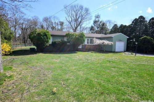 438 Hauser Ave, Holbrook, NY 11741-3441
