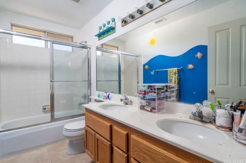 27543 Courtview Dr, Santa Clarita CA  91354-1601 exterior