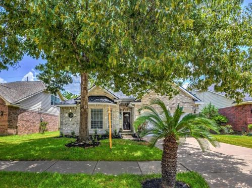 1035 Norfolk Dr, Pearland, TX 77584-3027