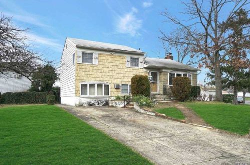 4045 Daleview Ave, Seaford, NY 11783-1456