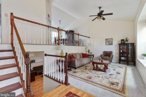 8121 Tall Timber Dr, Gainesville, VA 20155-1748