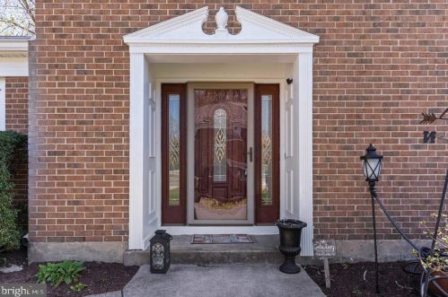 1101 Treeside Ln, Herndon, VA 20170-3808
