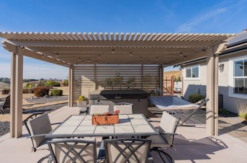 4025 Ashford Cir, Hollister CA  95023-8966 exterior