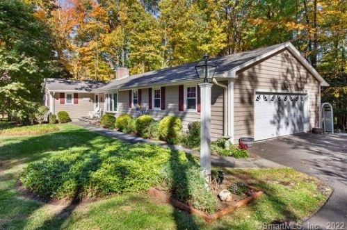 61 Aunt Hack Rd, Danbury, CT 06811-2720