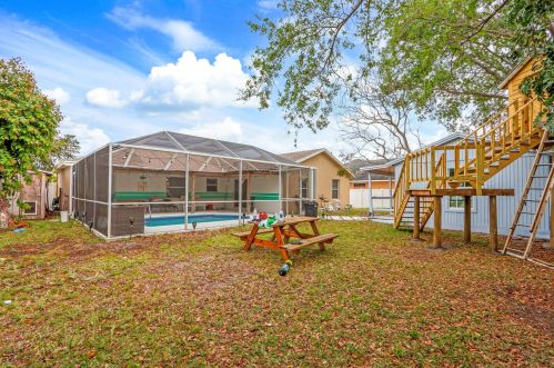 454 Saginaw Ave, Fort Pierce FL  34953-5990 exterior