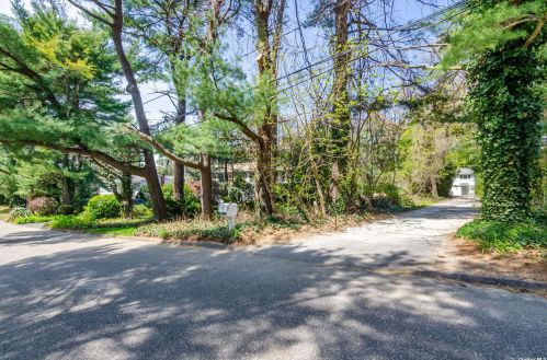 7 Mcneil Ave, South Setauket, NY 11720-4403