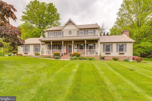 415 Pleasant Valley Dr, Charles Town, WV 25414-5821